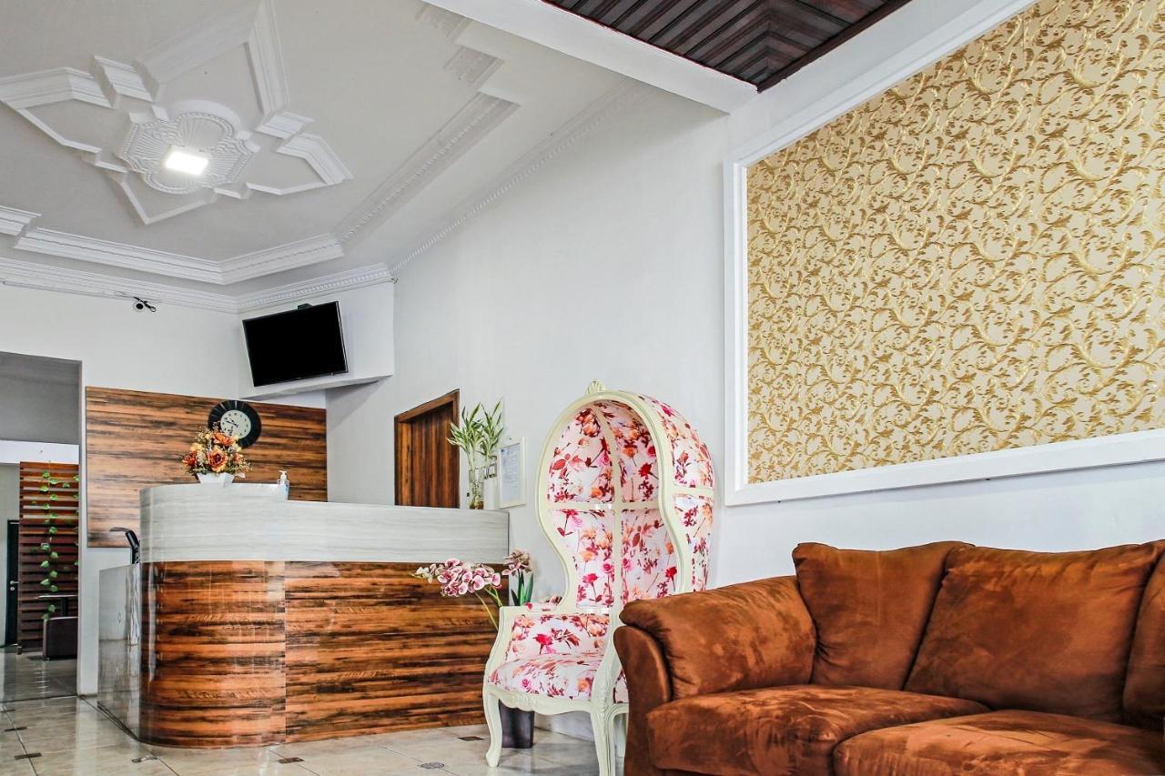 Oyo 90221 Makarim Guest House Syariah Pangkalanbuun Exterior photo