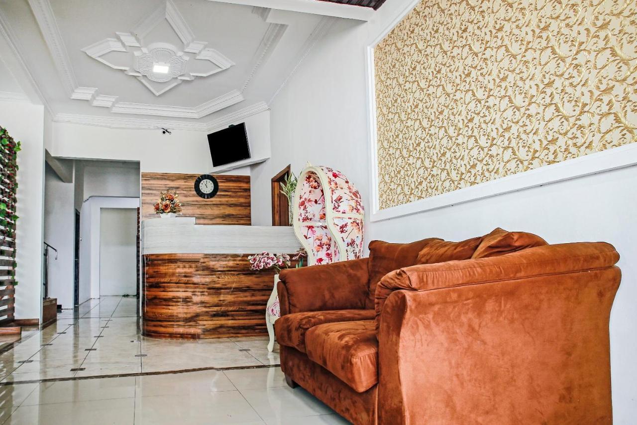 Oyo 90221 Makarim Guest House Syariah Pangkalanbuun Exterior photo