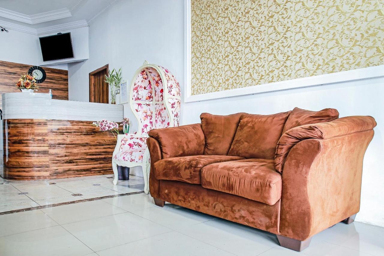 Oyo 90221 Makarim Guest House Syariah Pangkalanbuun Exterior photo