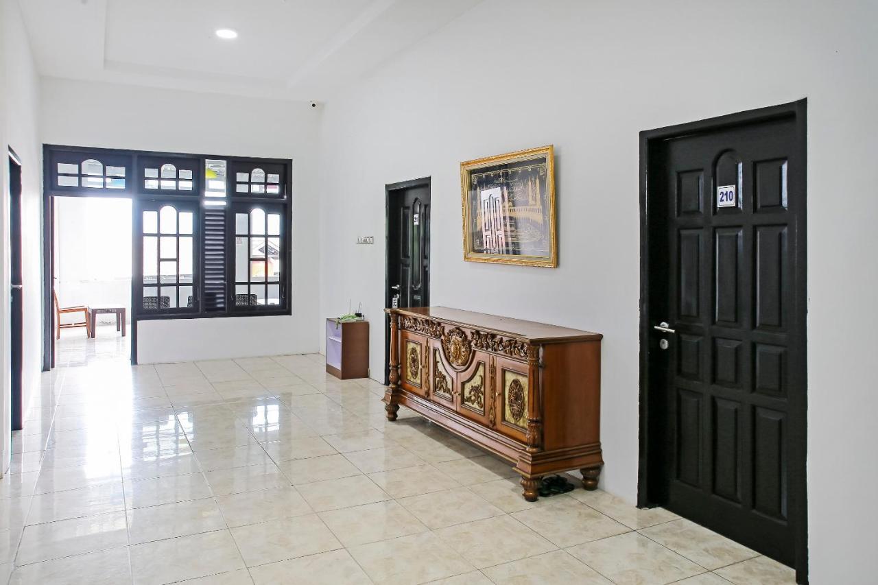 Oyo 90221 Makarim Guest House Syariah Pangkalanbuun Exterior photo