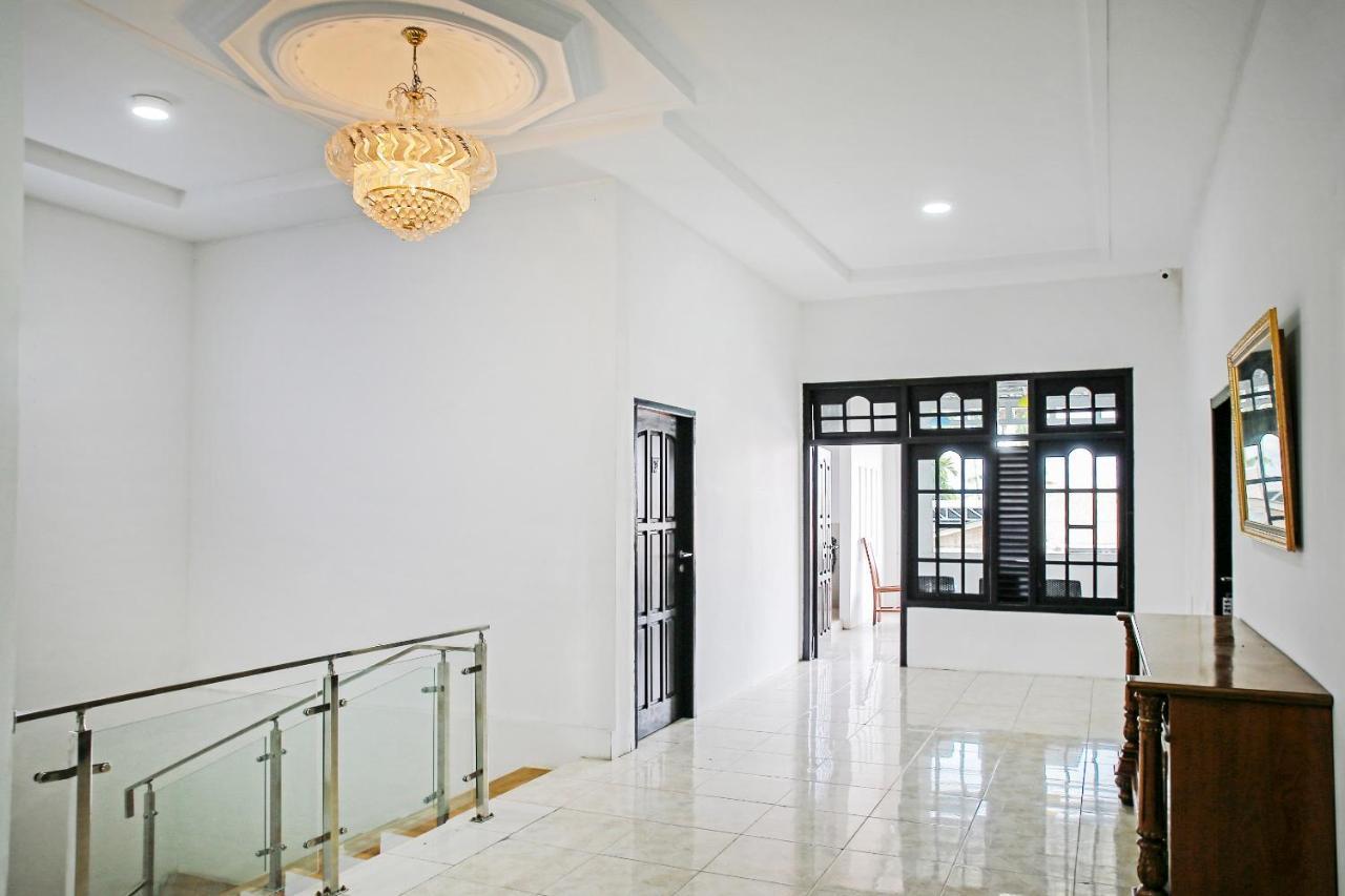 Oyo 90221 Makarim Guest House Syariah Pangkalanbuun Exterior photo