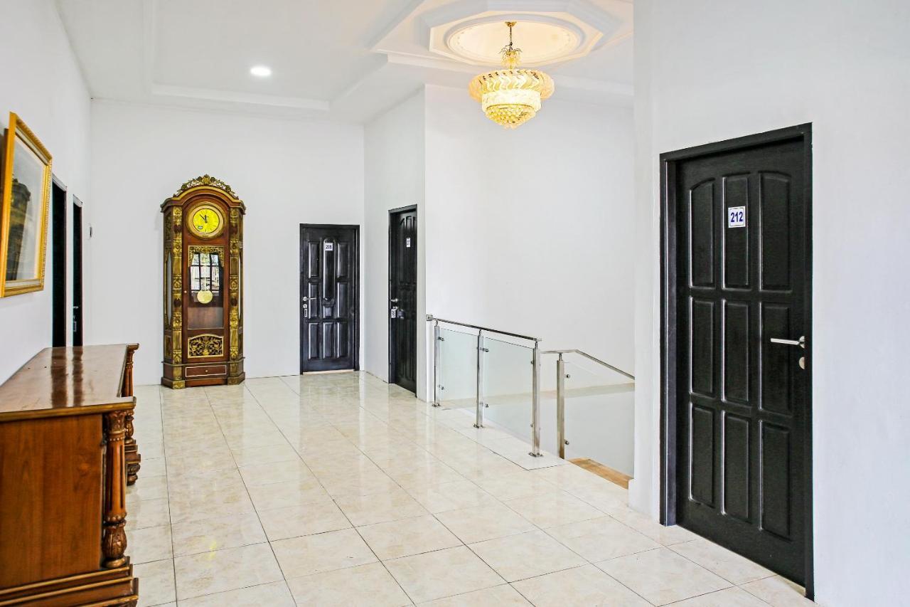 Oyo 90221 Makarim Guest House Syariah Pangkalanbuun Exterior photo
