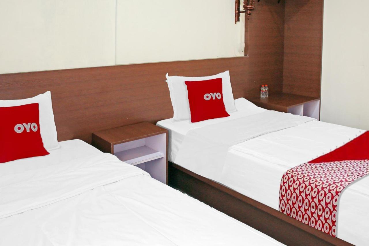 Oyo 90221 Makarim Guest House Syariah Pangkalanbuun Exterior photo